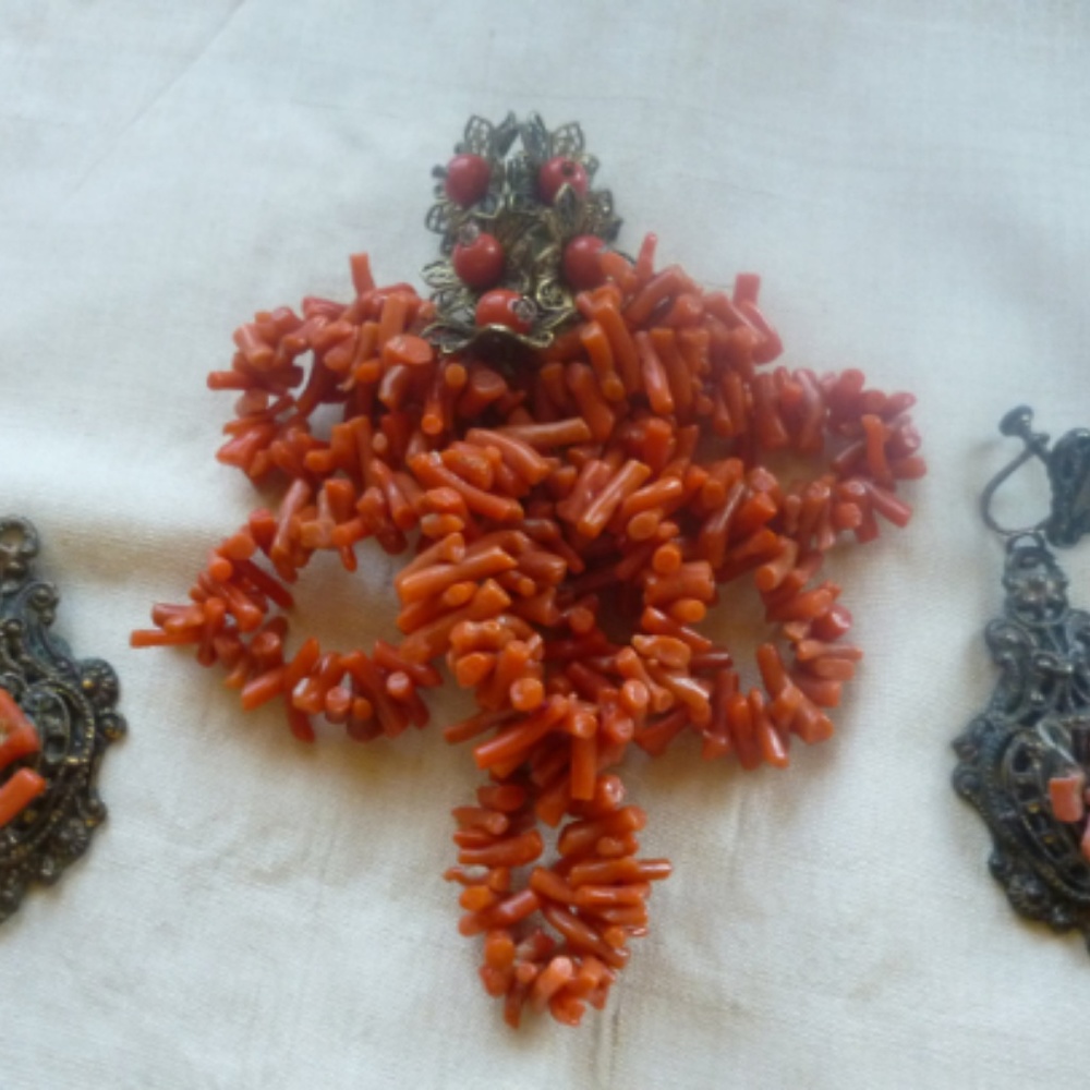1930s Art Deco Coral Spezatti Dress Clip, Could be Miriam Haskell
